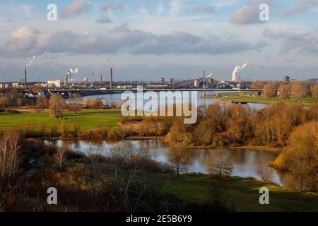 Duisburg, Ruhrgebiet, Nordrhein-Westfalen, Deutschland - Ruhrgebietslandschaft, Frachter auf dem Rhein, Autobahn A40 RheinbrŸcke Neuenkamp, dahinter S Stockfoto