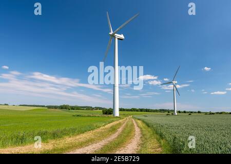 Windkraftanlagen, die Strom produzieren, gebaut auf einem Feld in Skanderborg, Dänemark Stockfoto