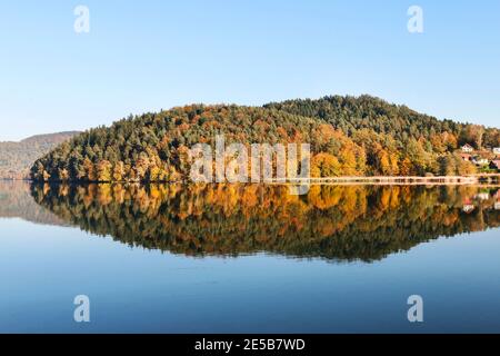 Bewaldete Hügel und ruhiger See im Herbst. Wunderschöne Landschaft Stockfoto