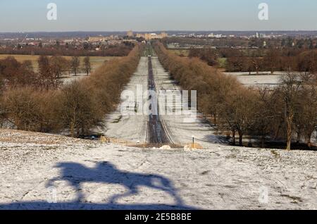 Windsor Castle von der langen Wanderung mit Licht bedeckt Von Schnee auf dem Boden und Schatten der Coppewr Horse Monument Stockfoto