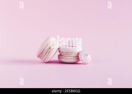 Rosa Pastellmakronen mit Marshmallows auf einem rosa Pastellhintergrund. Für Text platzieren. Stockfoto