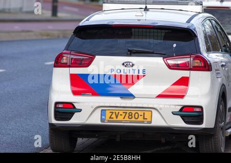 Nijmegen, Niederlande - 14. Januar 2021: Der hintere niederländische Polizeiwagen auf der Straße Stockfoto