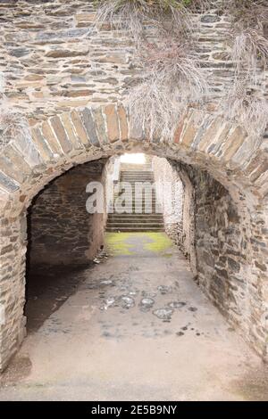 schloss oberburg Kobern-Gondorf durchfahren, wo die Hauptstraße durch das Schloss führt Stockfoto