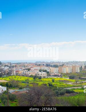 Skyline von Paphos in der hellen sonnigen Tag, Zypern Stockfoto