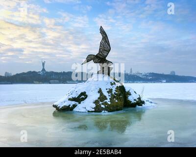 KIEW, UKRAINE - 20. JANUAR 2021: Denkmal für einen seltenen Vogel in der Mitte des frozeb Dnjepr Fluss im Winter in Kiew, Ukraine Stockfoto