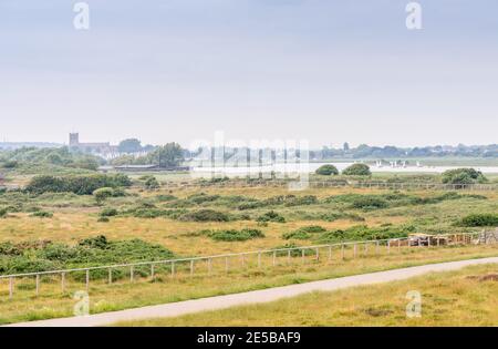 Anzeigen von Warren Hill in Hengistbury Head Landspitze Naturschutzgebiet über Christchurch Harbour Christchurch im Hintergrund, Dorset, England, Großbritannien Stockfoto