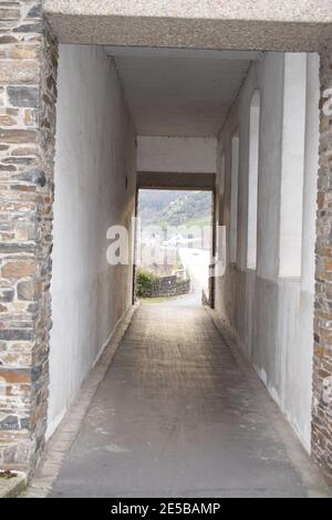 schloss oberburg Kobern-Gondorf durchfahren, wo die Hauptstraße durch das Schloss führt Stockfoto