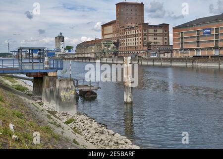 Karlsruhe, Deutschland: Hafen von Karlsruhe mit Rhein, Schiffen, Kränen und Lagergebäuden Stockfoto