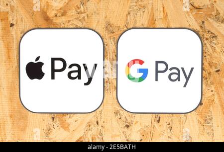 Kiew, Ukraine - 25. August 2020: Apple Pay und Google Pay Icons auf Papier, auf Holzhintergrund gedruckt. Apple Pay ist eine digitale Geldbörse für mobile Zahlungen Stockfoto