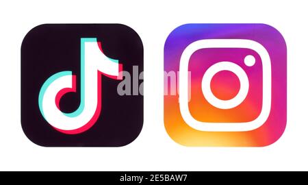 Kiew, Ukraine - 14. September 2020: TikTok und Instagram Icons auf weißem Hintergrund Nahaufnahme, gedruckt auf Papier. TikTok ist ein virales chinesisches Video-Sharing Stockfoto