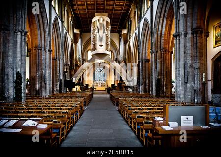 Im Inneren der Llandaff Kathedrale in Cardiff, die auf das Jahr 1107 n. Chr. zurückgeht. Dieses HDR-Bild zeigt den Blick auf das von Sir Jacob Epsteins Aluminiumiu dominierte Kirchenschiff Stockfoto