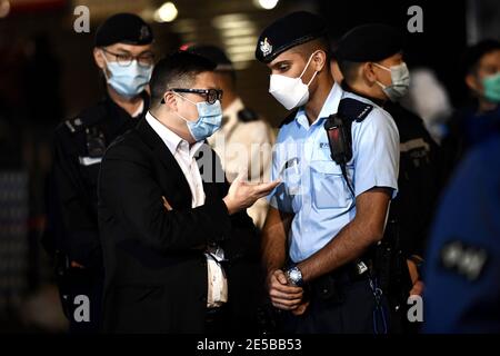 Hongkong, China. Januar 2021. Deng Bingqiang, der kommissar der Hongkonger Polizei inspiziert die Sperrzone Yau Ma Tei und ermutigt die Polizeibeamten, am 26. Januar 2021 mit Bürgern in Hongkong, China, gegen die COVID-19 zu kämpfen. (Foto von Top Photo/Sipa USA) Quelle: SIPA USA/Alamy Live News Stockfoto