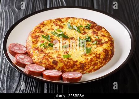 Luxembourg Tierteg Kartoffelpfannkuchen mit Sauerkraut und Speck, serviert mit Würstchen aus nächster Nähe auf einem Teller auf dem Tisch. Horizontal Stockfoto