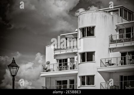 Art Deco oder Deco ist ein einflussreicher Designstil der bildenden Kunst, der erstmals in Frankreich in den 1920er Jahren auftauchte und in den 3 Jahren international blühte Stockfoto