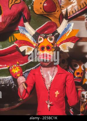 SAN FRANCISCO DE YARE, MIRANDA STATE, VENEZUELA, 1988 - Teufelstänzerkostüm auf Schaufensterpuppe im Laden, für Fronleichnam Tag, ein religiöses Fest. Stockfoto