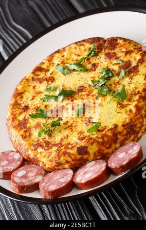 Luxemburg Food Tierteg Kartoffelpfannkuchen mit Speck und Sauerkraut Nahaufnahme in einem Teller auf dem Tisch. Vertikal Stockfoto