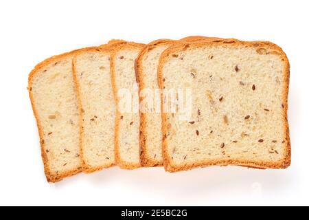 Mehrere Scheiben Toast Brot mit Kürbis, Mohn, Flachs, Sonnenblumen, Sesam und Hirse Samen isoliert auf weißem Hintergrund für die richtige Ernährung. Draufsicht, Stockfoto