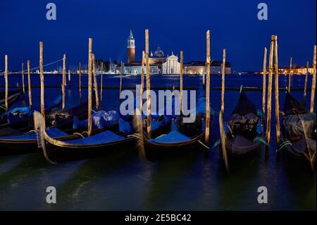 Nachtgondeln mit San Giorgio Maggiore im Hintergrund, Venedig, Venetien, Italien Stockfoto