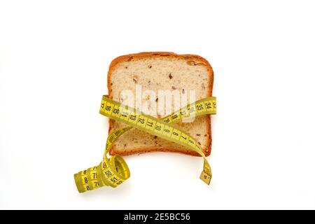 Scheiben Toastbrot mit verschiedenen Samen Kürbis, Mohn, Flachs, Sonnenblume, Sesam, Hirse mit Weizenohren isoliert auf weißem Hintergrund dekoriert. Oben vi Stockfoto