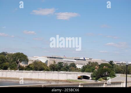 Überqueren Sie den Fluss vom Arlington National Cemetery Washington DC USA Pentagon-Gebäudefahne USA US State Water Lake historische Geschichte Ansicht Stockfoto