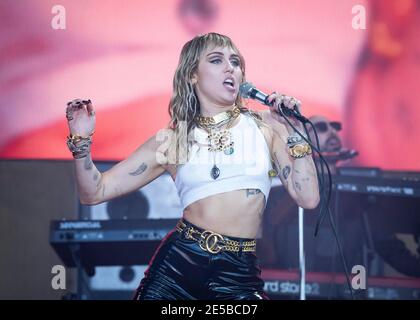 Miley Cyrus spielt live auf der Pyramid Stage auf der Worthy Farm, Pilton, Somerset. Stockfoto