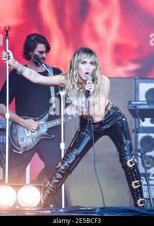 Miley Cyrus spielt live auf der Pyramid Stage auf der Worthy Farm, Pilton, Somerset. Stockfoto