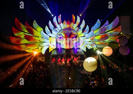 Festivalbesucher tanzen im Temple, einem ganztägigen Veranstaltungsort in der südöstlichen Ecke von Glastonbury in Worthy Farm, Pilton, Somerset. Stockfoto