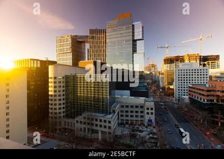 USA Maryland MD Bethesda Skyline am Abend mit Neubau Von Büro- und Wohngebäuden Stockfoto