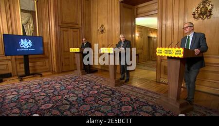 Screengrab von (von links nach rechts) Vize-Chief Medical Officer für England, Jonathan Van Tam, Premierminister Boris Johnson und Chief Scientific Adviser Sir Patrick Vallance während einer Medienbesprechung in Downing Street, London, zum Coronavirus (Covid-19). Bilddatum: Mittwoch, 27. Januar 2021. Stockfoto