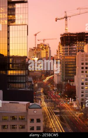 USA Maryland MD Bethesda Skyline am Abend mit Neubau Von Büro- und Wohngebäuden Stockfoto