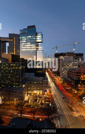 USA Maryland MD Bethesda Skyline am Abend mit Neubau Von Büro- und Wohngebäuden Stockfoto