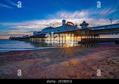 Sonnenuntergang am Palace Pier, Brighton, East Susees, England, Großbritannien Stockfoto