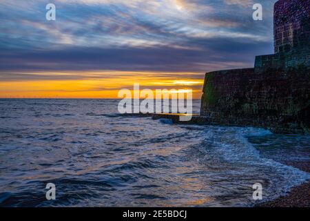 Sonnenuntergang am Brighton Beach, East Sussex, England, Großbritannien Stockfoto