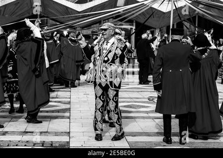 Perly Kings und Queens und London Mayors nehmen an EINEM traditionellen Tanz rund um die Maibole während des jährlichen Harvest Festival, London, Großbritannien, Teil. Stockfoto