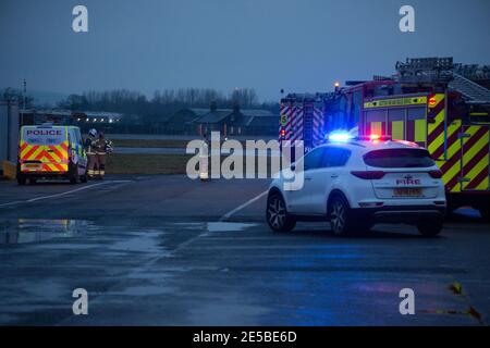 Glasgow, Schottland, Großbritannien. Januar 2021. Im Bild: Am Flughafen Glasgow ist ein kompletter Notfall im Gange, bei dem der Feuerwehr- und Rettungsdienst des Flughafens neben der Polizei und den Ersthelfern, die sich an ihrem Treffpunkt treffen, eine Reihe von Geräten einstellt. Es war nicht klar, was genau den Notfall ausgelöst hat, aber es ist zu verstehen, dass ein Flugzeug in der Gegend um Hilfe gerufen hat, alles wurde jetzt abgestellt. Dies war keine Übung. Quelle: Colin Fisher/Alamy Live News Stockfoto