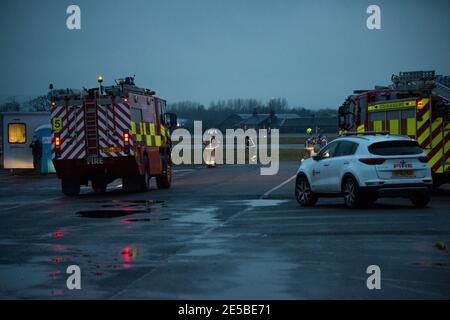 Glasgow, Schottland, Großbritannien. Januar 2021. Im Bild: Am Flughafen Glasgow ist ein kompletter Notfall im Gange, bei dem der Feuerwehr- und Rettungsdienst des Flughafens neben der Polizei und den Ersthelfern, die sich an ihrem Treffpunkt treffen, eine Reihe von Geräten einstellt. Es war nicht klar, was genau den Notfall ausgelöst hat, aber es ist zu verstehen, dass ein Flugzeug in der Gegend um Hilfe gerufen hat, alles wurde jetzt abgestellt. Dies war keine Übung. Quelle: Colin Fisher/Alamy Live News Stockfoto