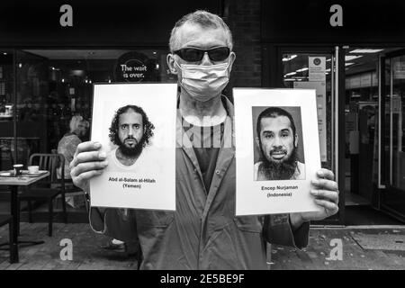 Mitglieder der Lewes Amnesty International Gruppe in Orange Jump Anzügen protestieren gegen das Guantanamo Militärstrafanstalt, Lewes, Sussex, Großbritannien. Stockfoto