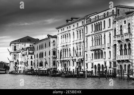 Bunte Gebäude Am Canale Grande, Venedig, Italien. Stockfoto