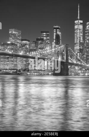 Schwarz-Weiß-Bild der Brooklyn Bridge bei Nacht, New York City, USA. Stockfoto