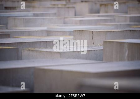 Berlin, Deutschland. Januar 2021. Deutschland, Berlin, 27. Januar 2021: Betonplatten sind am Denkmal für die ermordeten Juden Europas, auch Holocaust-Mahnmal genannt, am Internationalen Holocaust-Gedenktag zu sehen. Am 27. Januar 2021 jährt sich 76 Jahre nach der Befreiung des Nazi-Konzentrationslagers Auschwitz der internationale Gedenktag zum Gedenken an die Opfer des Holocaust. (Foto: Jan Scheunert/Sipa USA) Quelle: SIPA USA/Alamy Live News Stockfoto