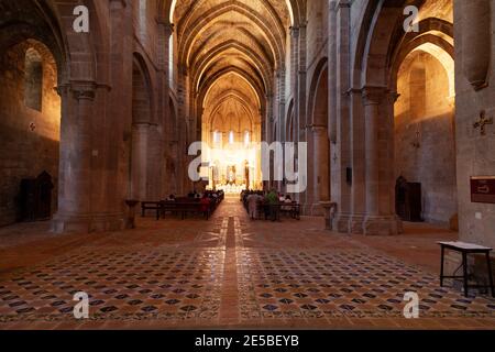 Vera de Moncayo, Spanien - 08. Juli 2012: Mittelschiff der romanischen gotischen Stil Kirche des Königlichen Klosters von Santa Maria de Veruela, in der re Stockfoto