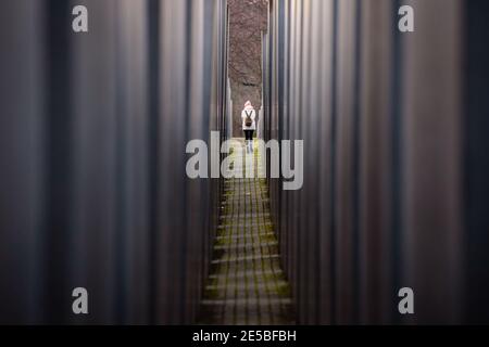 Berlin, Berlin, Deutschland. Januar 2021. Eine Frau ist am Denkmal für die ermordeten Juden Europas (Denkmal fÃ¼r die ermordeten Juden Europas) zu sehen, auch bekannt als Holocaust-Mahnmal (Holocaust-Mahnmal) am Internationalen Holocaust-Gedenktag. Am 27. Januar 2021 jährt sich 76 Jahre nach der Befreiung des Nazi-Konzentrationslagers Auschwitz der internationale Gedenktag zum Gedenken an die Opfer des Holocaust. Quelle: Jan Scheunert/ZUMA Wire/Alamy Live News Stockfoto