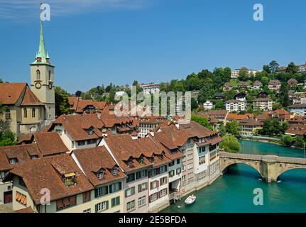 Bern Schweiz, ikonischer Blick auf den Fluss über die Terrakotta-Dächer Stockfoto