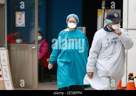 Taoyuan, Taiwan. Januar 2021. Ein Patient und ein medizinisches Personal, das im Allgemeinen Krankenhaus von Taoyuan gesehen wurde, wo eine Gruppe von häuslichen Infektionen mit Covid-19 begonnen hat.die Stadt Taoyuan hat vor kurzem 5000 Personen zur Quarantäne gestellt und die Tests mit Covid-19 durchlaufen.viele Versammlungen, Aktivitäten und Schulen wurden ausgesetzt, um eine Ausweitung der Übertragung zu vermeiden. Kredit: SOPA Images Limited/Alamy Live Nachrichten Stockfoto