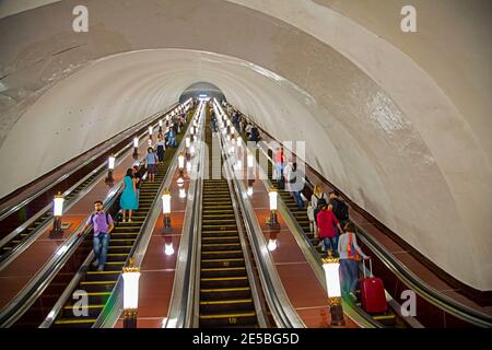 Russische Pendler mit Rolltreppen in der Komsomolskaja U-Bahn-Station in der Stadt Moskau, Russland Stockfoto
