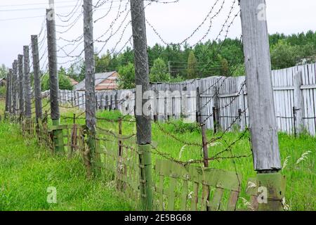 Barbwire Zaun in Gulag Perm-36 / ITK-6 / Gulag Museum, sowjetisches Zwangsarbeitslager in der Nähe des Dorfes Kuchino, Region Perm, Russland Stockfoto