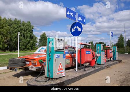 Alte Gaspumpen an der Tankstelle auf der Straße von Perm nach Kasan, Tatarstan, Russland Stockfoto