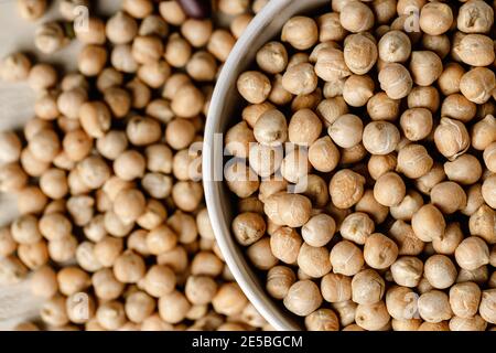 Rohes Getreide oder Bohnen in Gläsern aus nächster Nähe. Vegane und vegetarische Speisen. Stockfoto