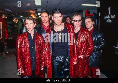 AMSTERDAM, NIEDERLANDE - 26. MAI 1998: Boyzone war eine irische Boyband mit Leadsänger Ronan Keating. Hier warten sie in einer Umkleidekabine. Stockfoto