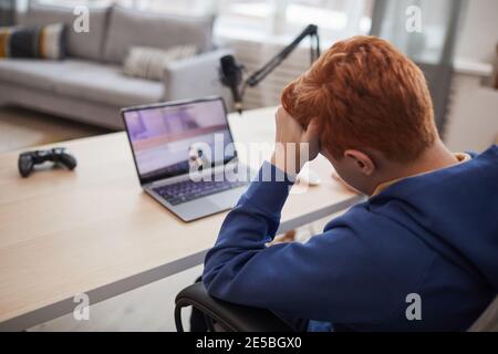 Rückansicht Porträt von verzweifelten Teenager leiden Niederlage oder Scheitern beim Spielen von Videospielen, kopieren Raum Stockfoto